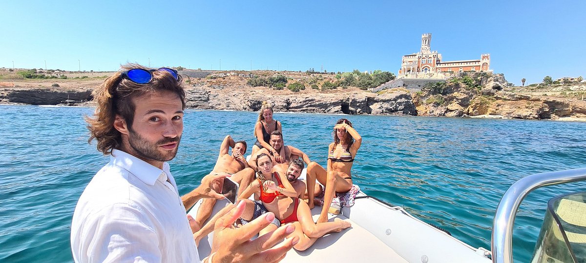Escursione in barca con Pantanello Boat davanti al Castello Tafuri di Portopalo di Capo Passero